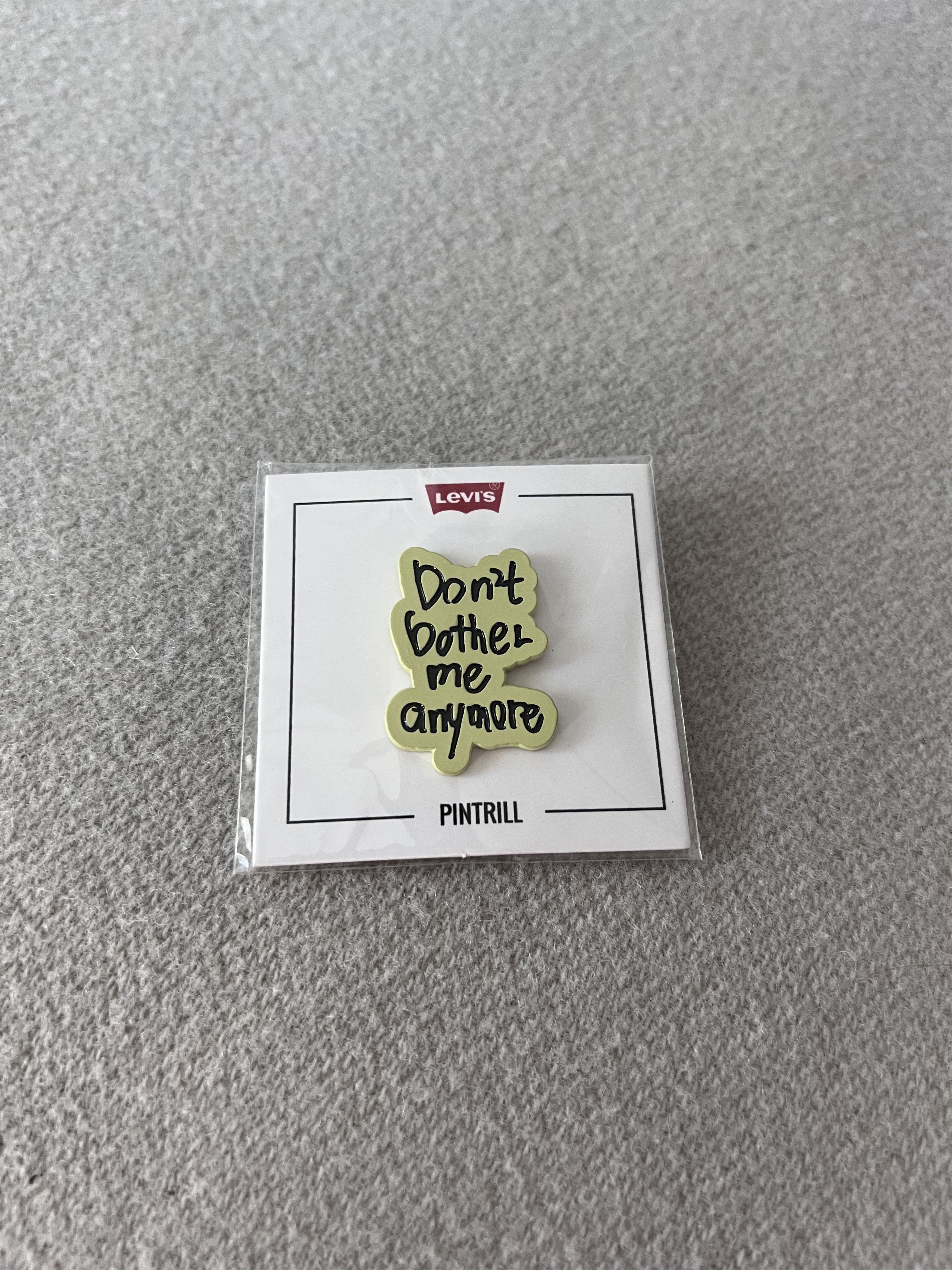 Levi's Pintrill Levi's Verdy Don't Bother Me Anymore Pin Size ONE SIZE - 1 Thumbnail