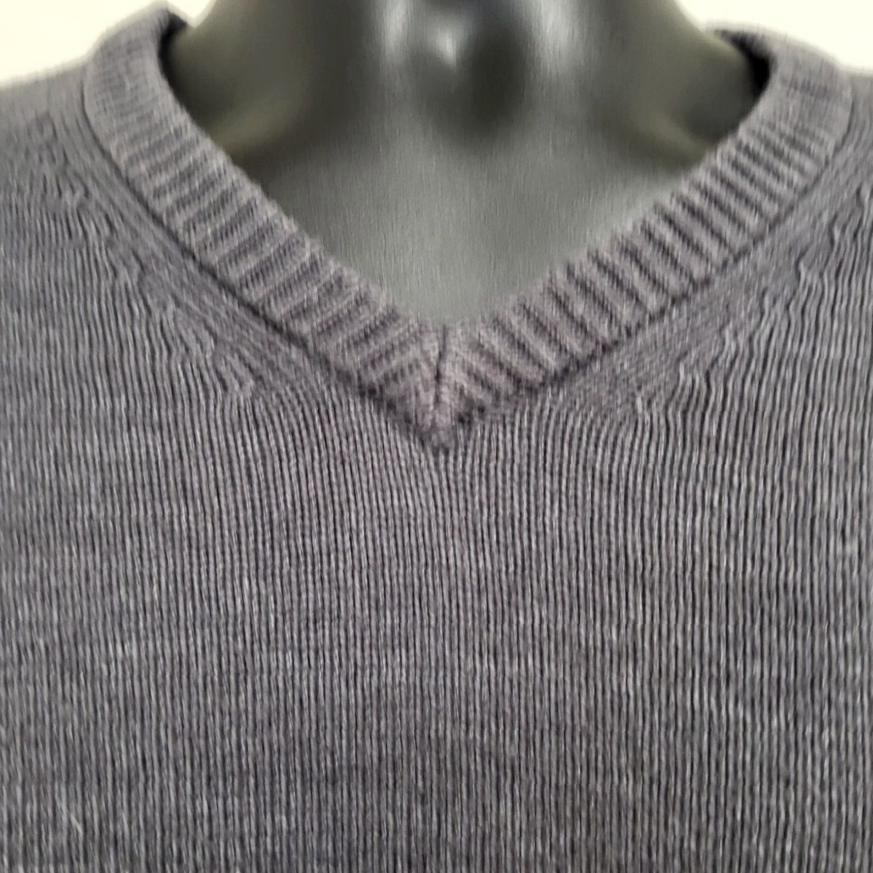 Izod IZOD Sweater Mens Size Large Charcoal Gray V-Neck Long Sleeve Preppy College Pullover Knitting Knit Embroidered Logo Gray Regular Fit Adult Mens Size US L / EU 52-54 / 3 - 5 Thumbnail