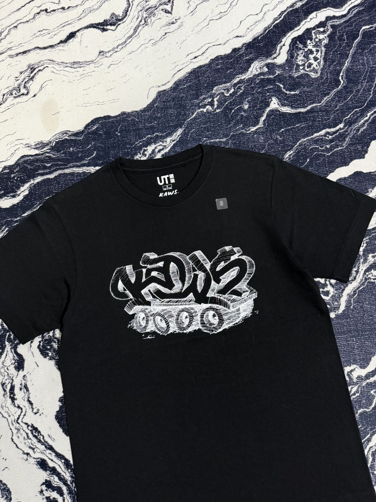 Kaws Uniqlo x kaws t shirt Size US L / EU 52-54 / 3 - 3 Thumbnail