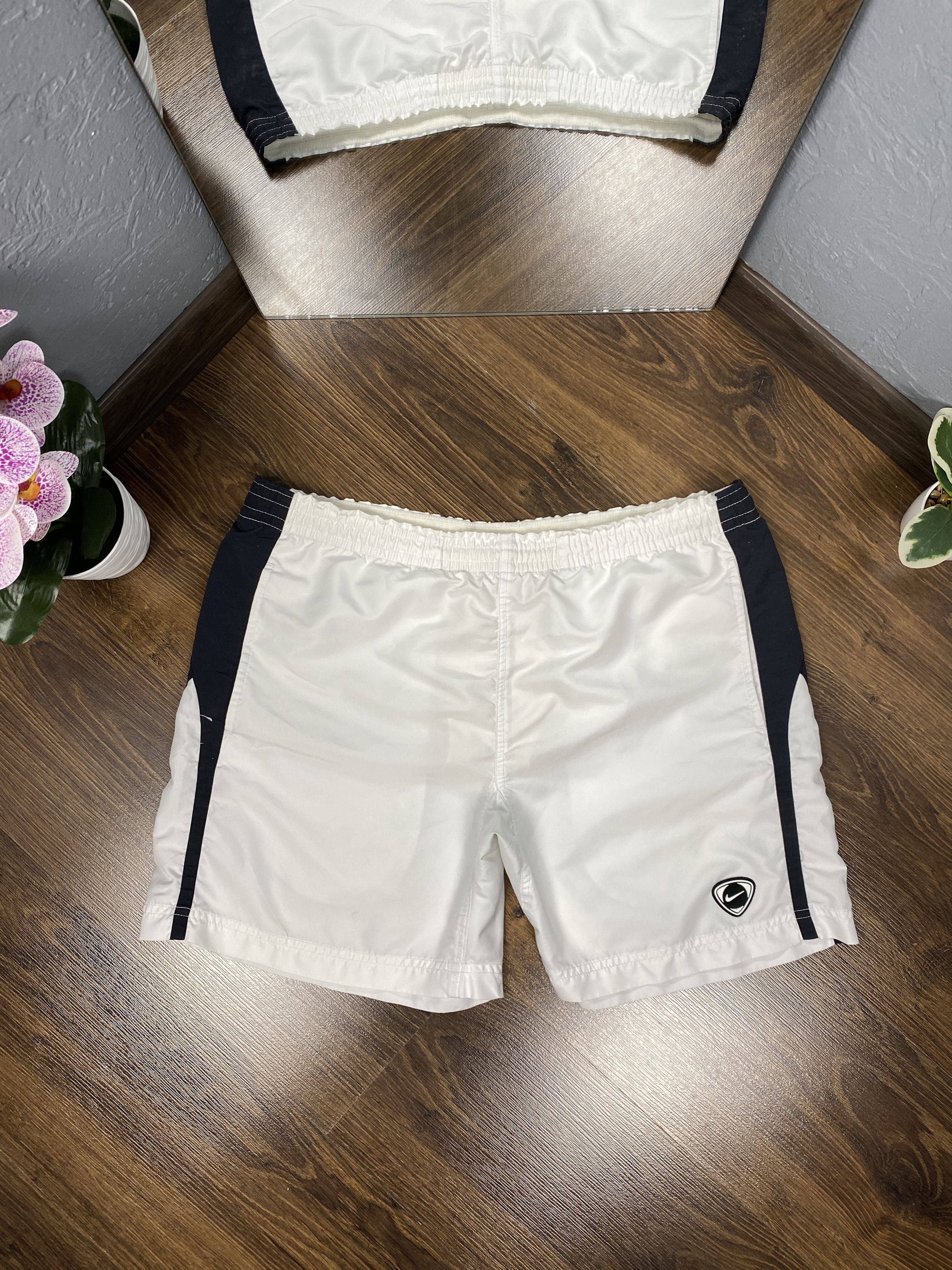 Nike Nike Team 90s Vintage Mens Nylon Shorts Size US 30 / EU 46 - 1 Thumbnail
