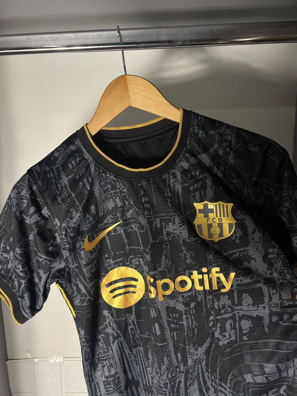 Vintage VERY RARE NIKE FC BARCELONA SPAIN SOCCER JERSEY RETRO Y2K Size US S / EU 44-46 / 1 - 6 Thumbnail