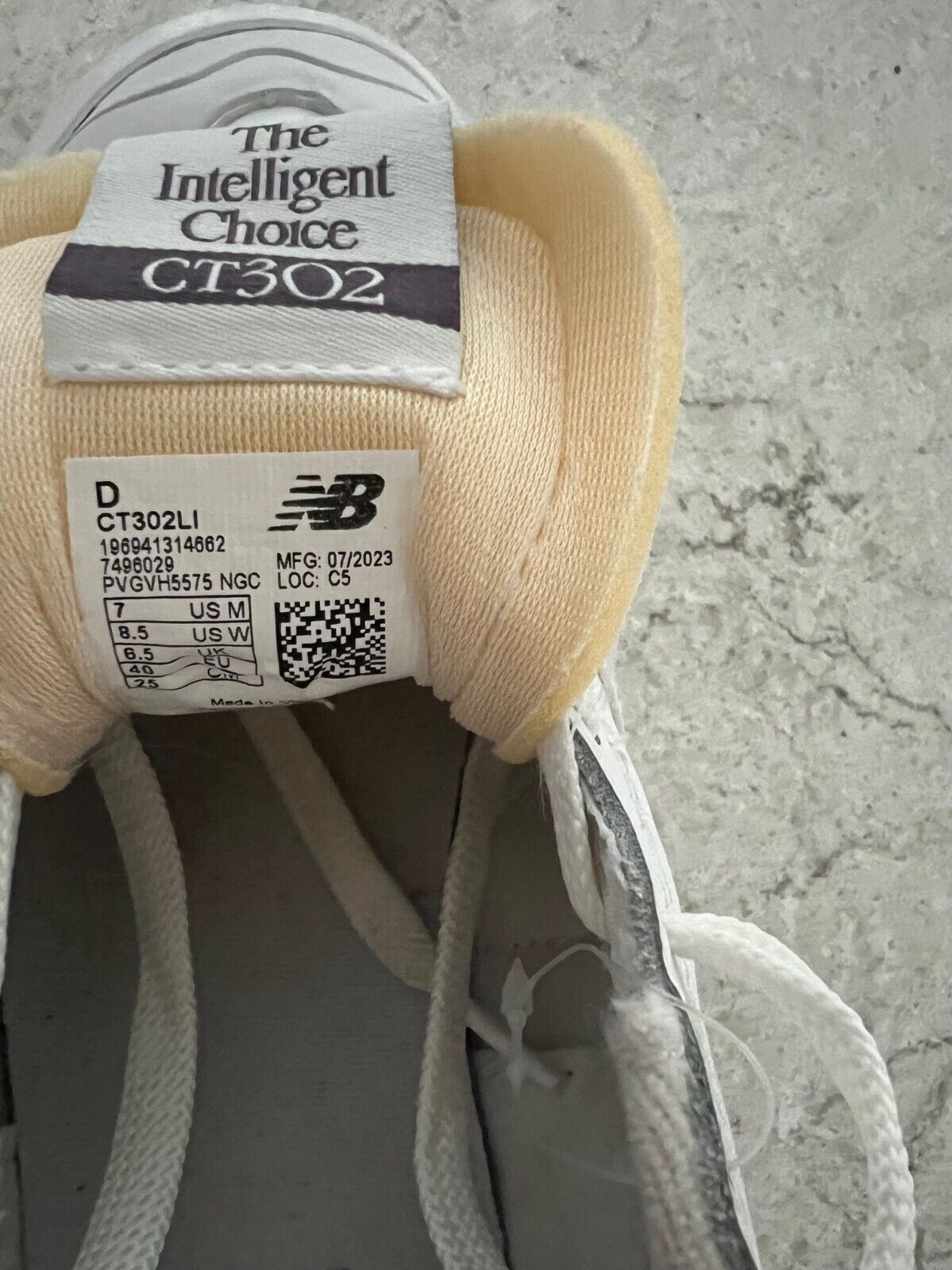 New Balance New Balance CT302 Platform Sneaker White Burgundy M7 / W8.5 Size US 7 / EU 40 - 8 Thumbnail