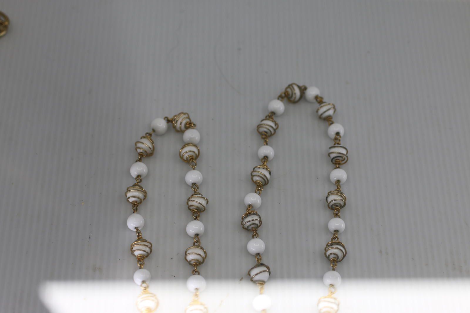 Unknown London Vintage White Glass Bead Necklace Gold Tone Spiral Wire Long Size ONE SIZE - 5 Thumbnail