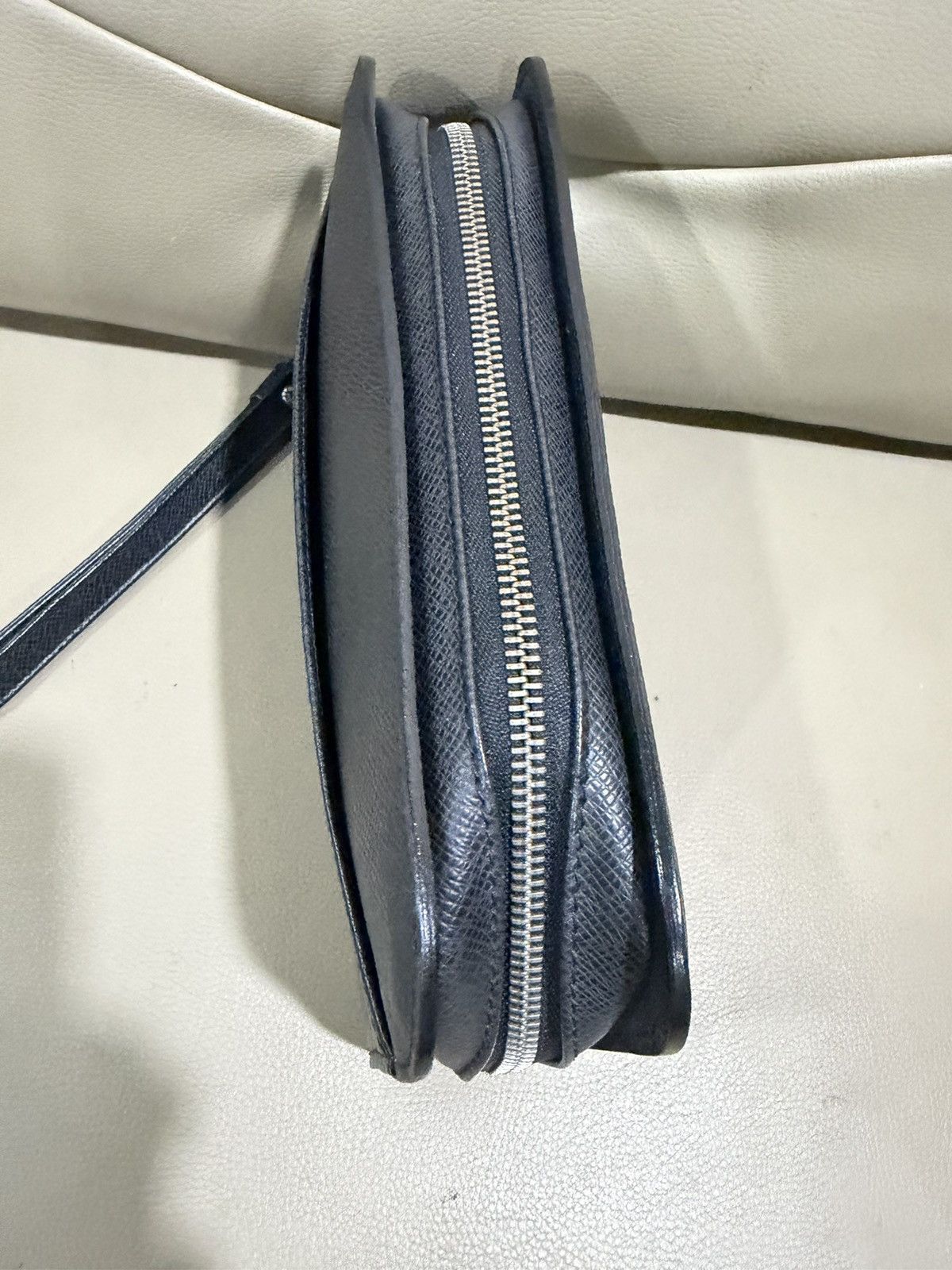 Louis Vuitton Authentic Louis Vuitton Taiga Black Clutch Size ONE SIZE - 8 Thumbnail