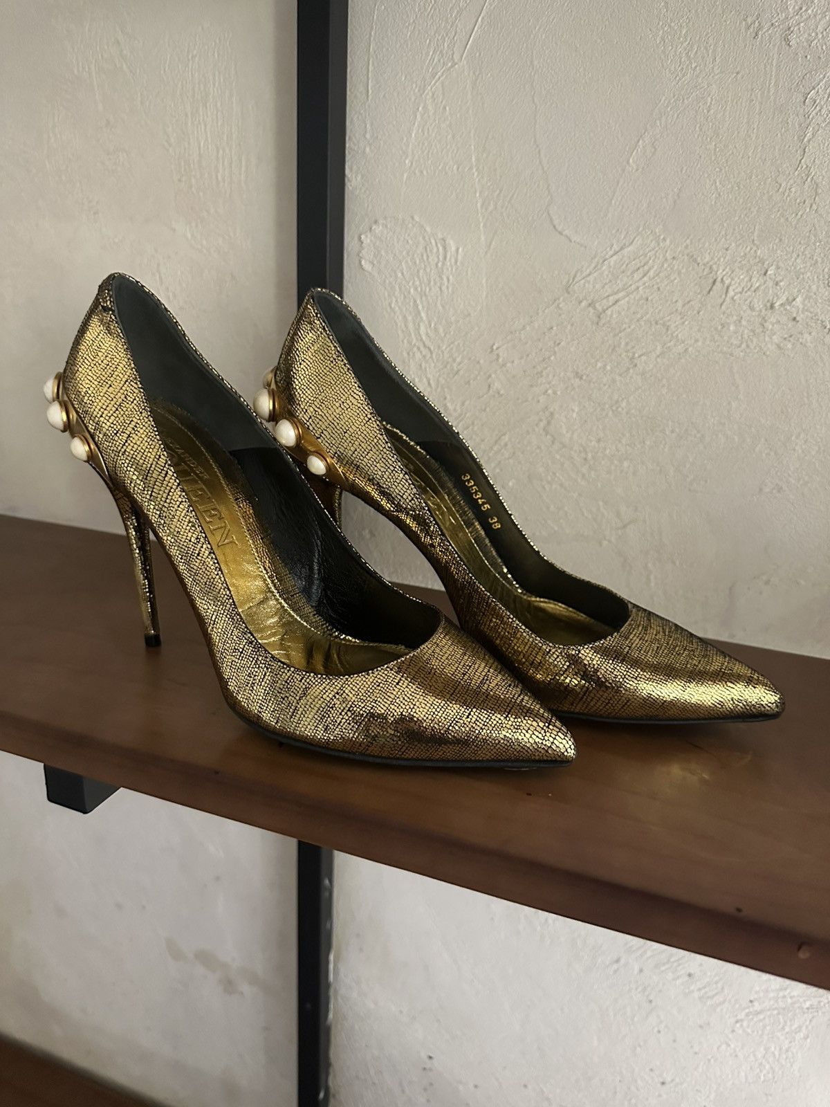 Alexander McQueen Alexander McQueen Gold Textured Pearl-Heel Pumps – Size 38 Size US 8 / IT 38 - 1 Thumbnail