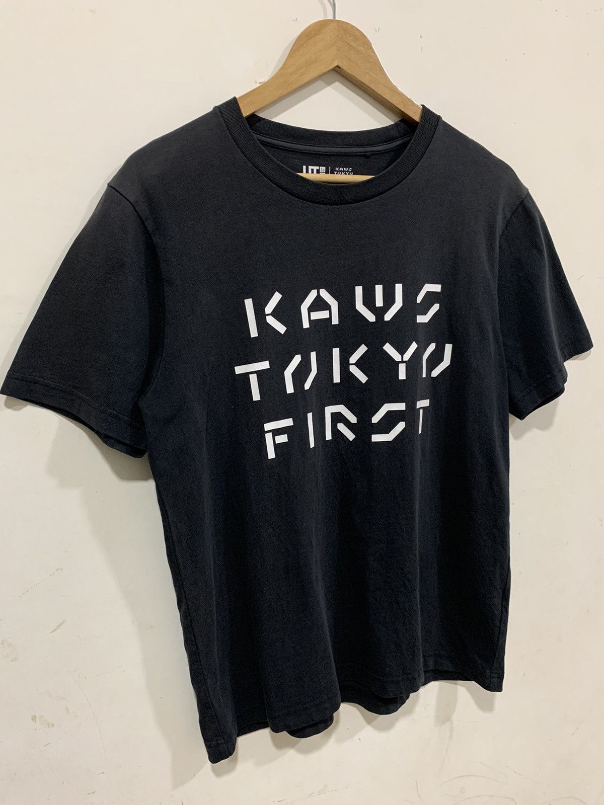 Hypebeast 🔥🔥 UNIQLO X KAWS TOKYO FIRST Size US M / EU 48-50 / 2 - 4 Thumbnail