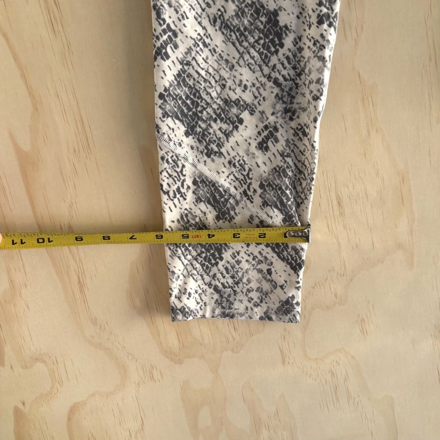 Pinko PINK Sport Leggings Womens XL Gray Snake Print Ankle Yoga Gym Pants Activewear Size 40" / US 18 - 6 Thumbnail