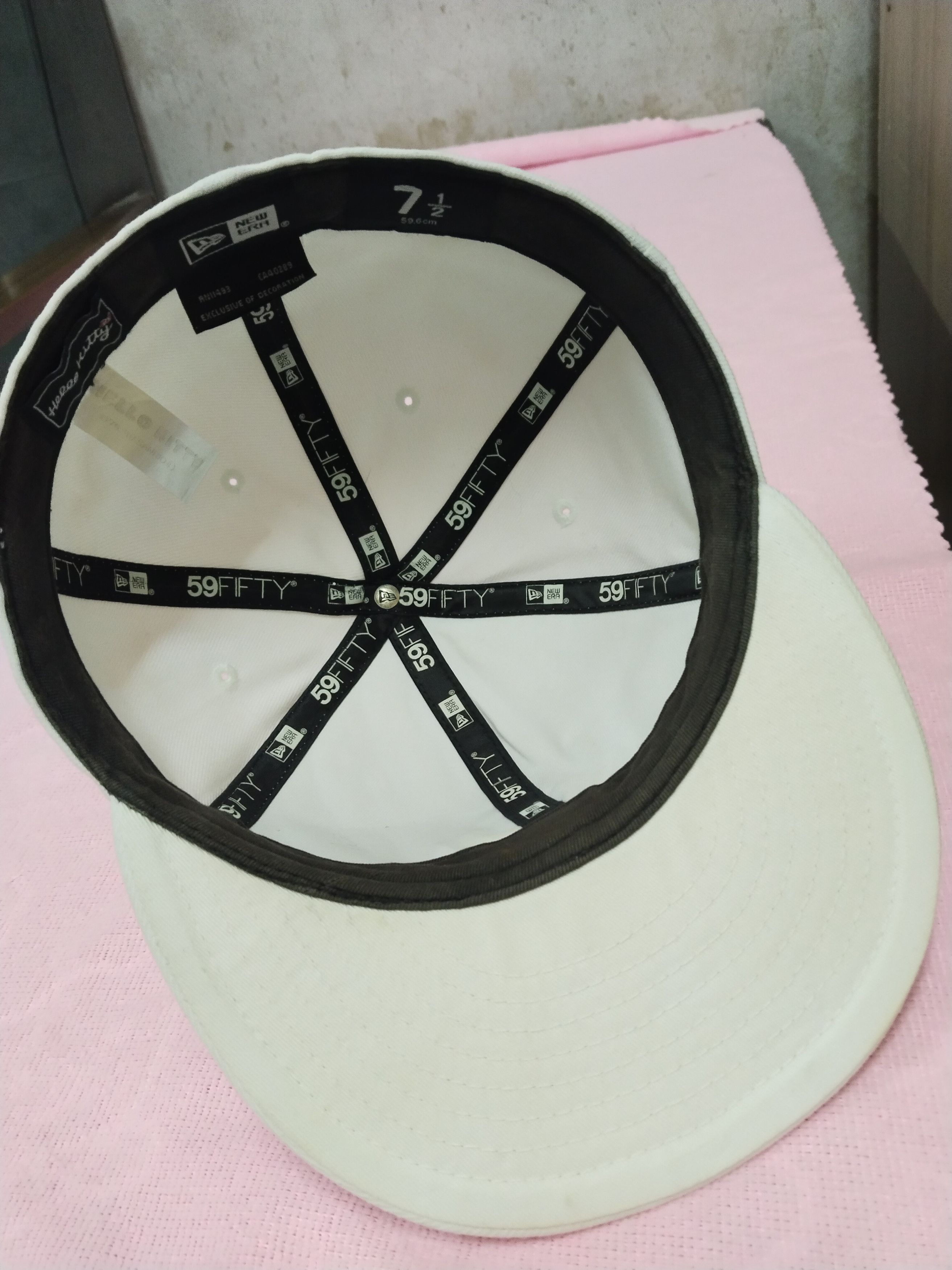 New Era RARE NEW ERA X Hello Kitty METAL EMBROIDERY CAP Size ONE SIZE - 7 Thumbnail