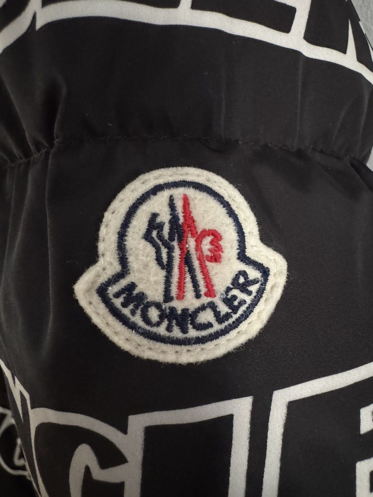 Moncler Moncler faiveley logo print Size US M / EU 48-50 / 2 - 13 Thumbnail