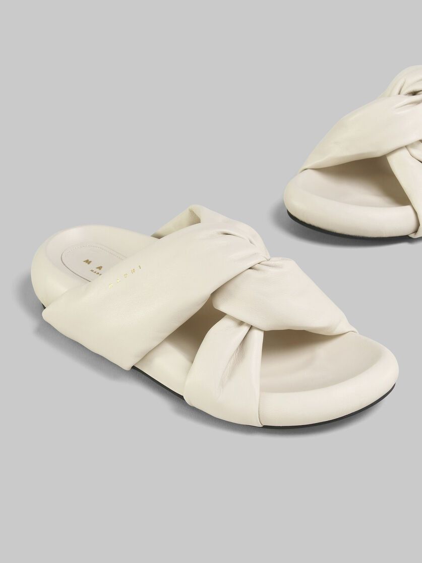 oc11z0525 Twisted Leather Bubble Sandal in White