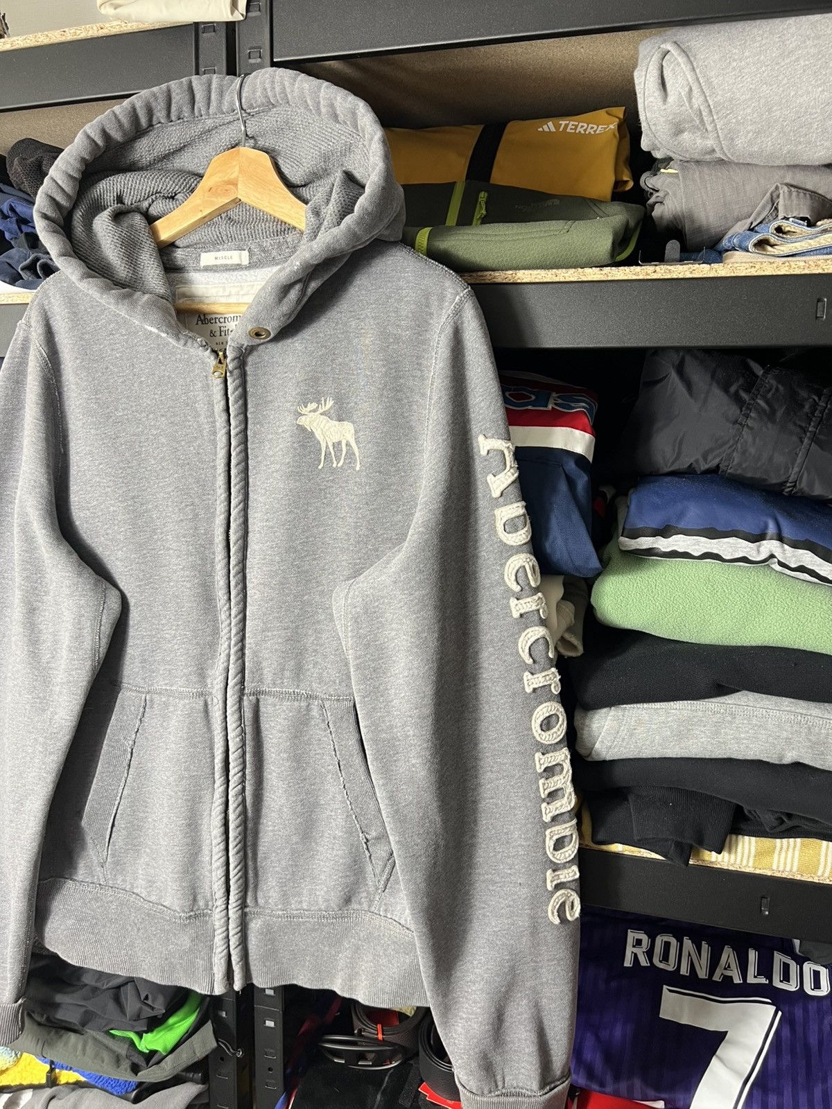 Abercrombie & Fitch Vintage Abercrombie & Fitch Moose Zip Hoodie Grey Size XL Size US XL / EU 56 / 4 - 4 Thumbnail