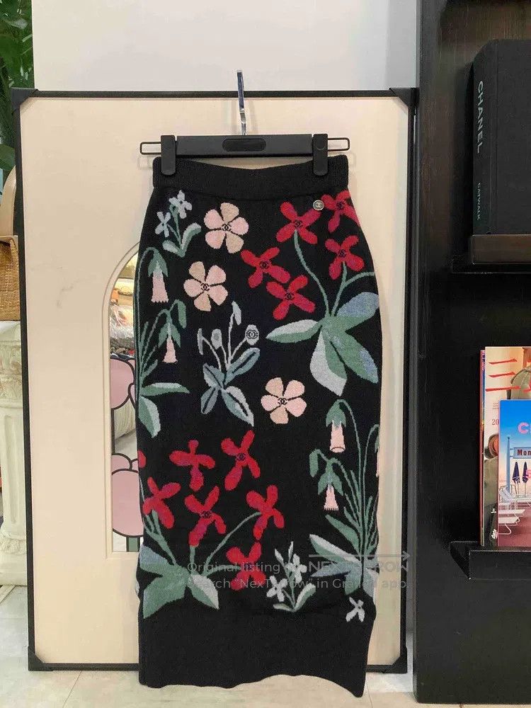 Chanel Chanel Black floral graffiti cashmere skirt Size 42" / US 20 - 1 Thumbnail