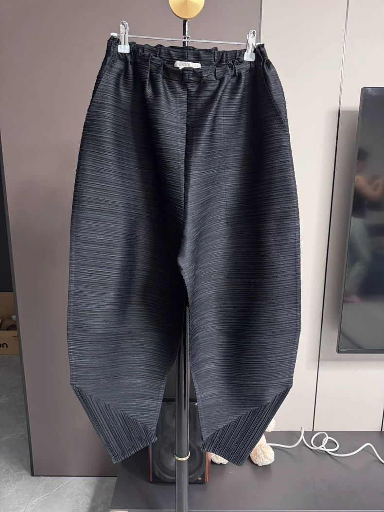 Issey Miyake Issey Miyake size:5 Black chicken leg pants Size 22" - 1 Thumbnail