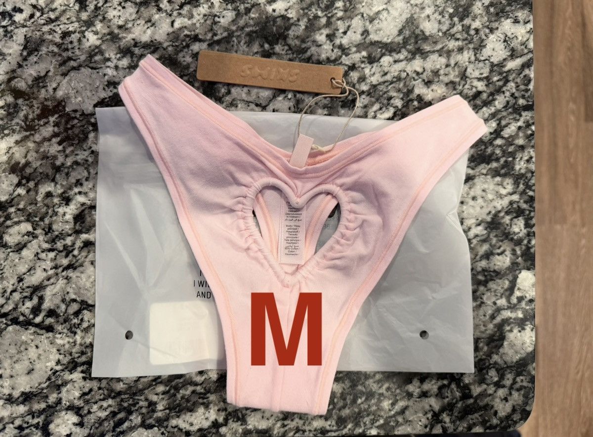 Kim Kardashian × SKIMS Skims Heart Dipped Thong Cherry Blossom Pink Medium Size ONE SIZE - 1 Thumbnail