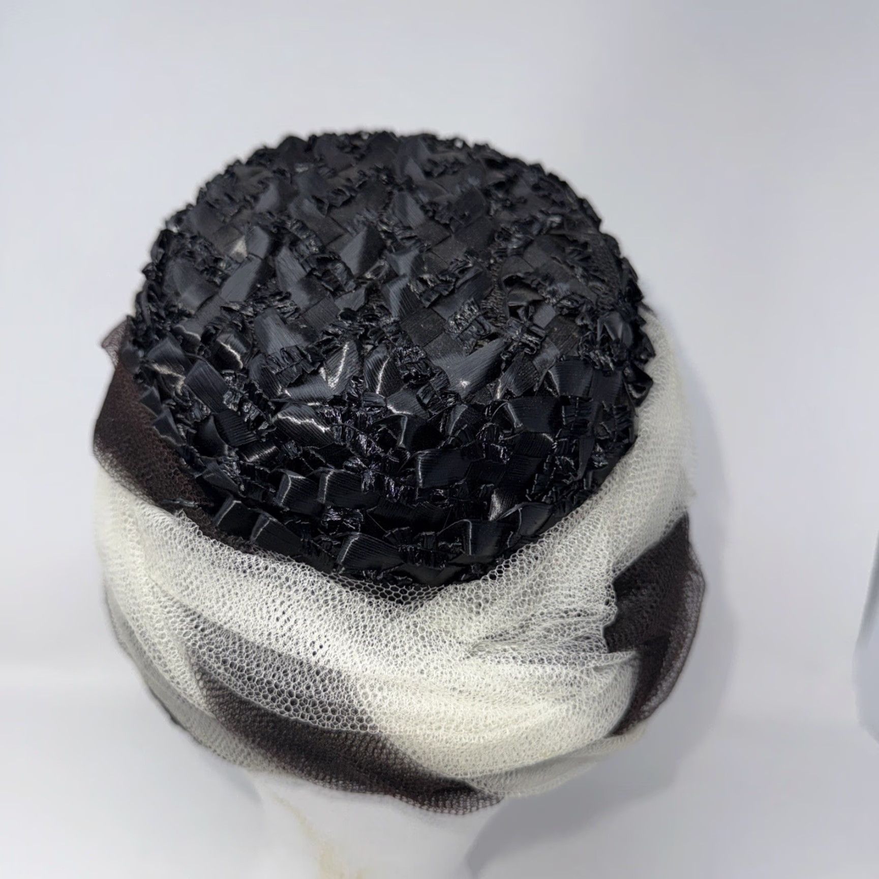 Vintage VINTAGE Flapper Hat Women’s Ribbon Netting Lace Metal Rim Black White Hat Size ONE SIZE - 3 Thumbnail