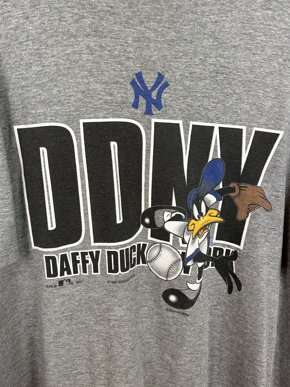 New York Yankees 90s Vintage 1997 Nutmeg New York Yankees Daffy Duck T-Shirt Size US XL / EU 56 / 4 - 2 Thumbnail