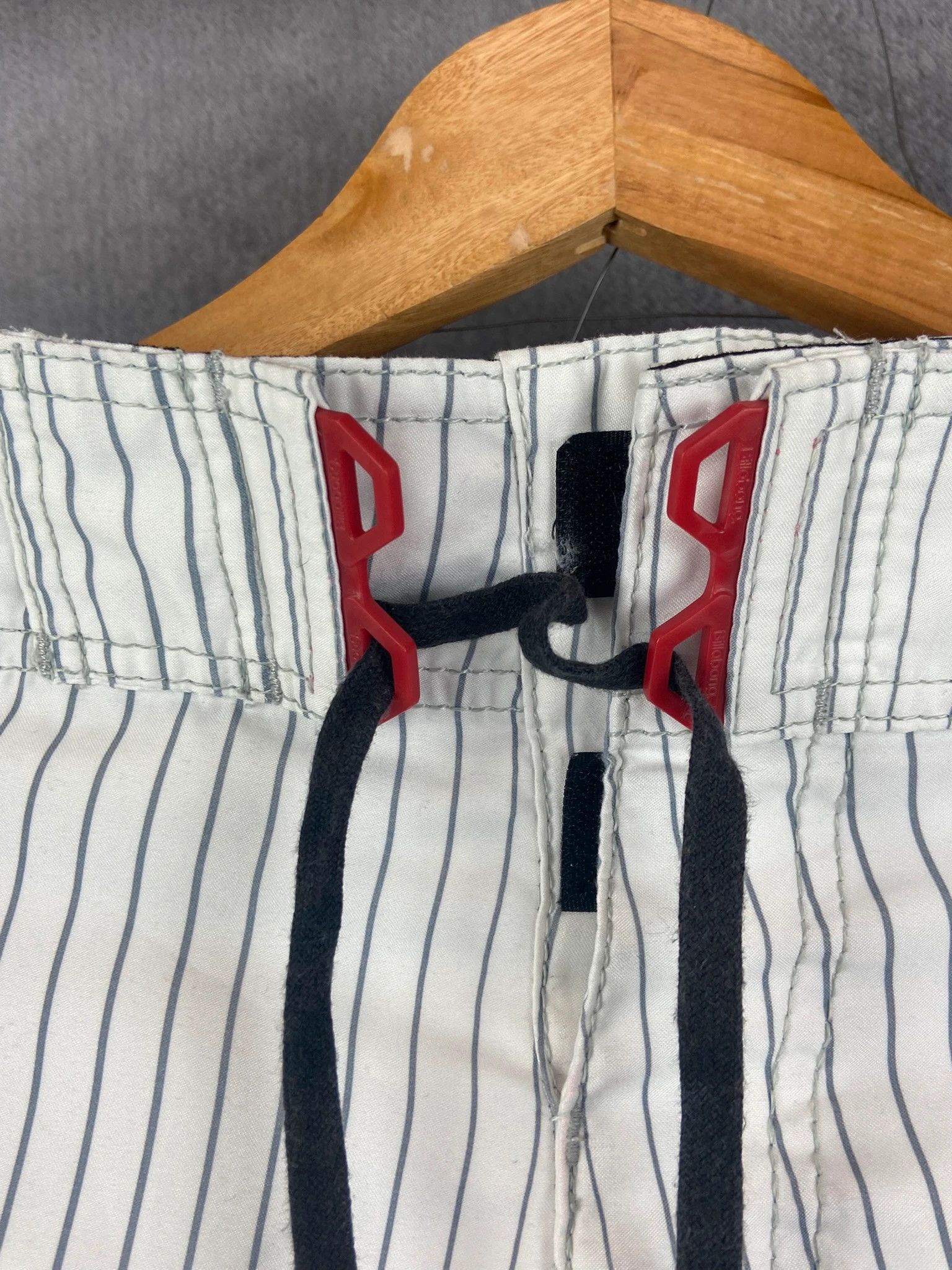 Billabong Billabong White Pinstripe Shorts M Spellout Logo Size US 28 / EU 44 - 3 Thumbnail