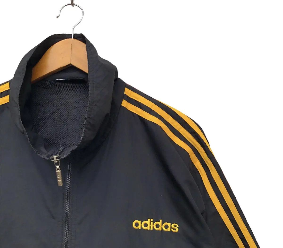 Adidas Vintage 90s Adidas Big Logo Embroidered Windbreaker Jacket Size US L / EU 52-54 / 3 - 7 Thumbnail