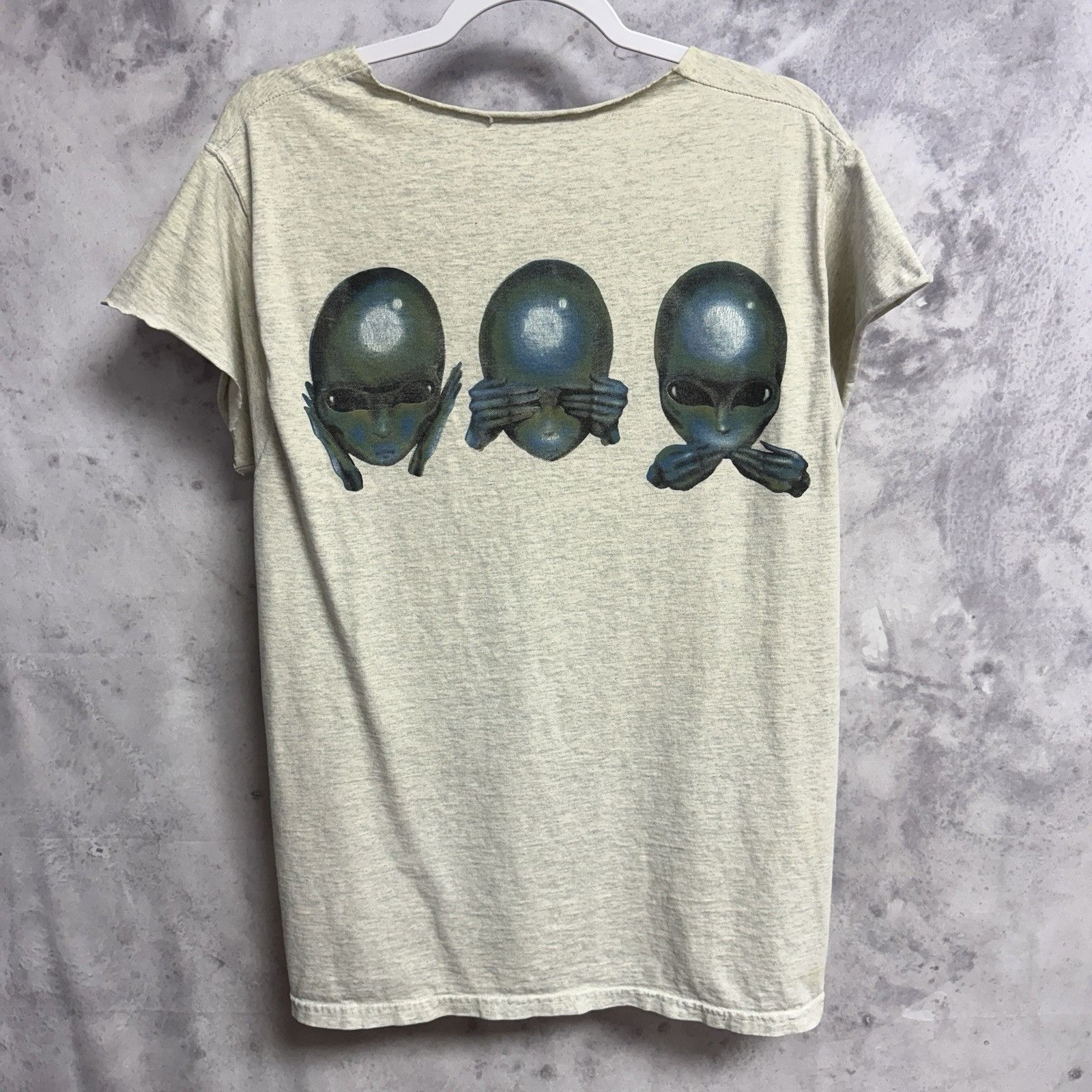 Vintage Vintage You Are Not Alone Aliens T Shirt Mens Gray Cropped Size US M / EU 48-50 / 2 - 2 Thumbnail