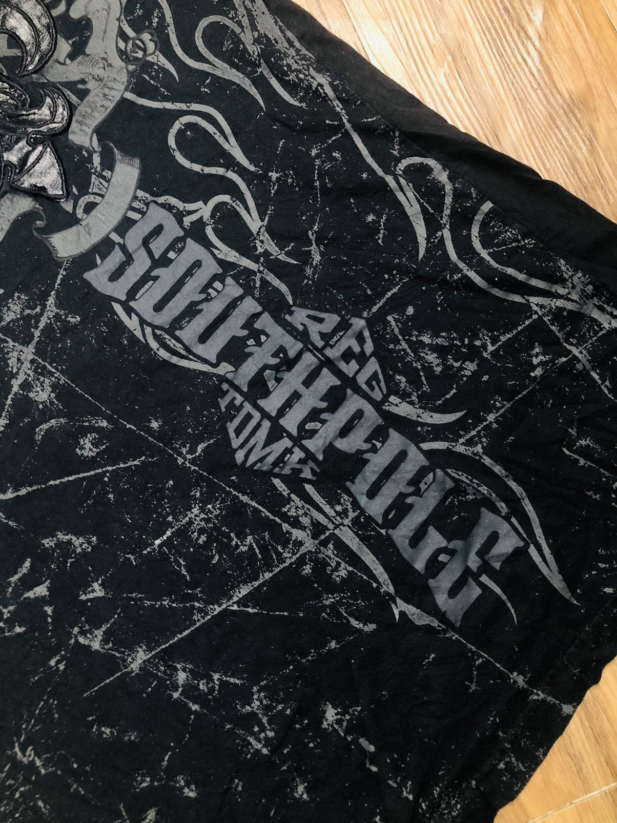 Southpole Southpole XL Black Fleur-de-lis Distressed Graphic Tee (39) Size US XL / EU 56 / 4 - 5 Thumbnail