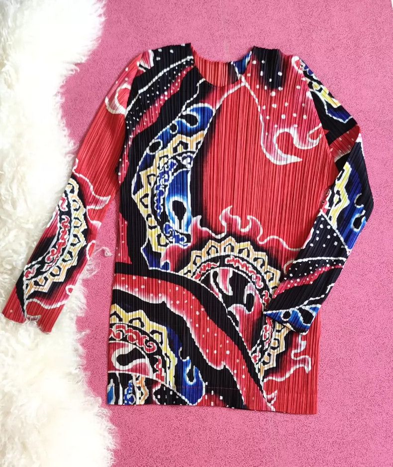 Issey Miyake Issey Miyake size:3 A long red Chinese dragon pleated top Size M / US 6-8 / IT 42-44 - 2 Thumbnail