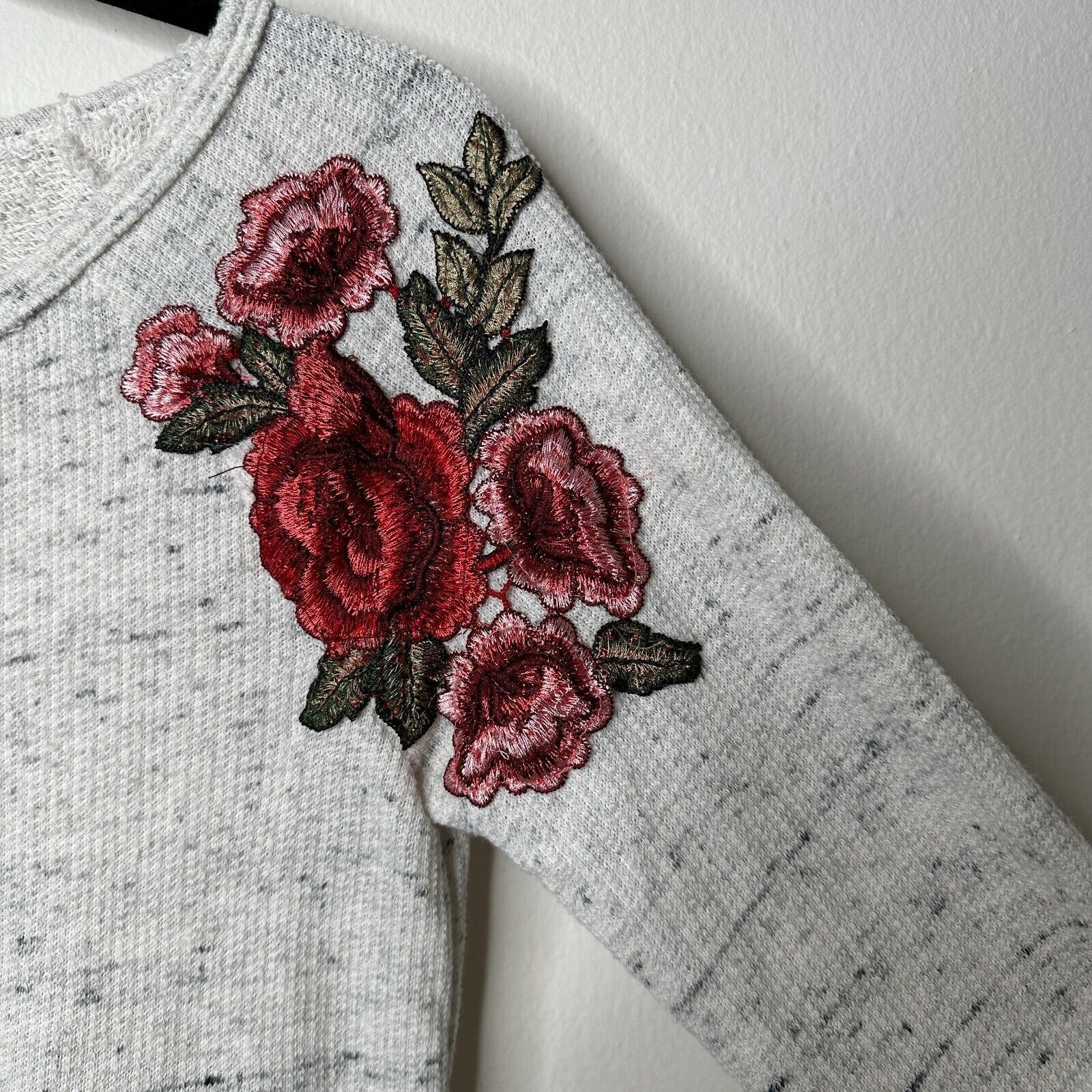 Other Peyton Jensen White-Gray Heathered Embroider Rose Sweater XS Size XS / US 0-2 / IT 36-38 - 2 Thumbnail