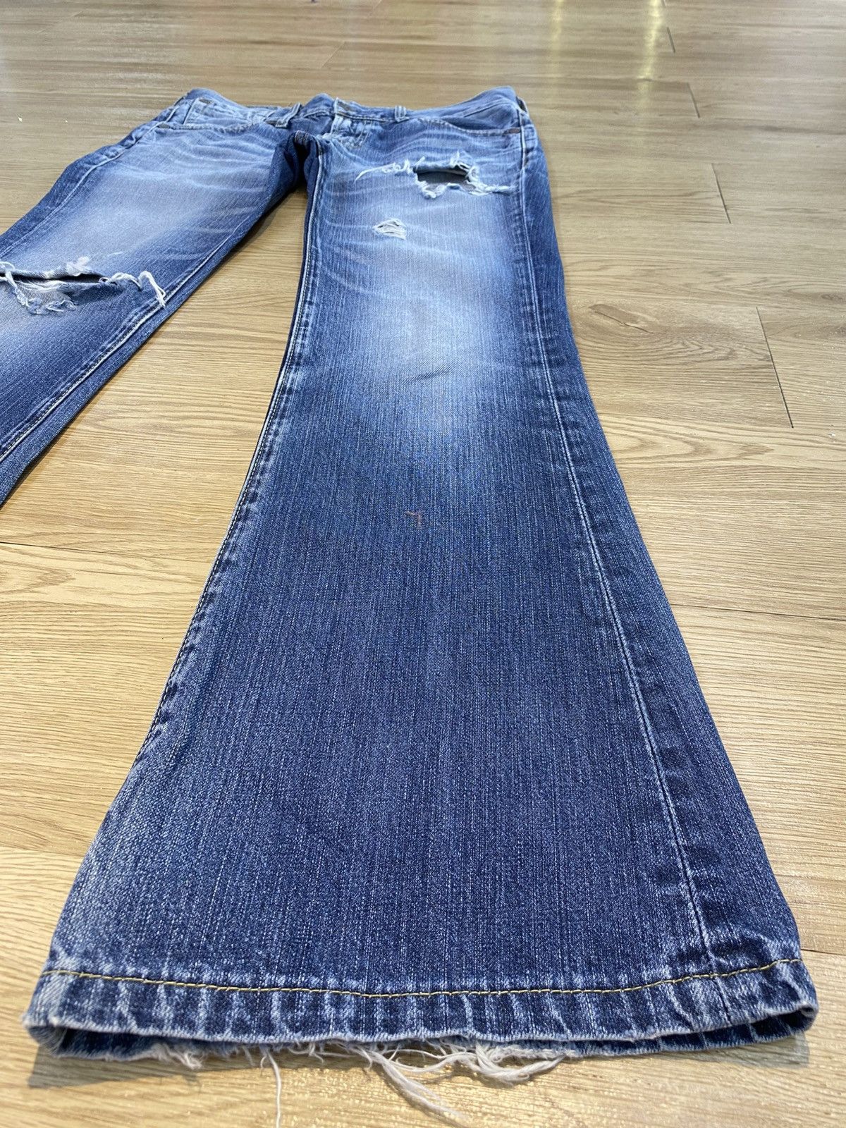 Levi's Levi’s Vintage Whiskers Blue Wash Ripped Flare Jeans Size US 30 / EU 46 - 6 Thumbnail