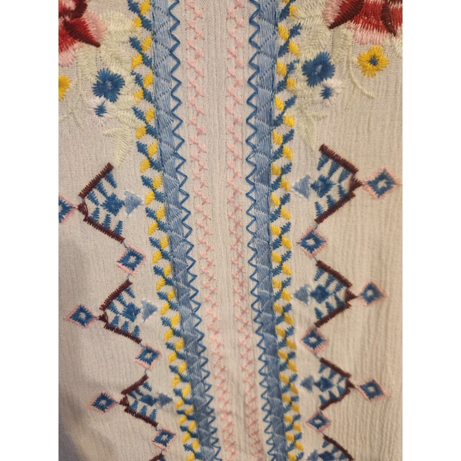 Vintage Liv Los Angeles White Crinkle Embroidered Floral Top Hippie Boho 3X Women Blouse Short Sleeve V-Neck Plus Size White Embroidered Bohemian 90s Theme? Size XXL / US 16-18 / IT 52-54 - 2 Thumbnail