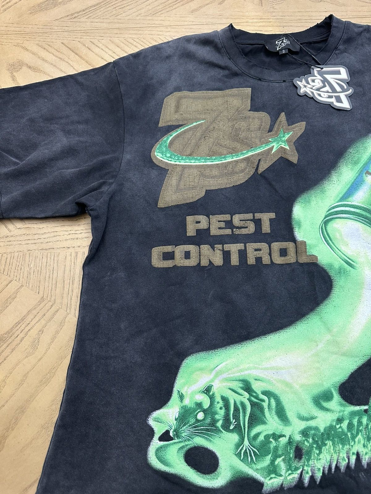 Other Triple Sevens "Pest Control" Tee in Black. Size US S / EU 44-46 / 1 - 7 Thumbnail