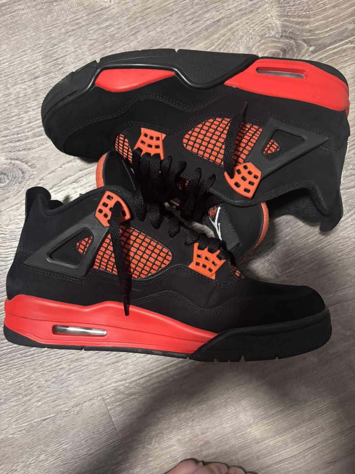 Jordan Brand Red thunder 4s (almost new!!) Size US 9.5 / EU 42-43 - 3 Thumbnail
