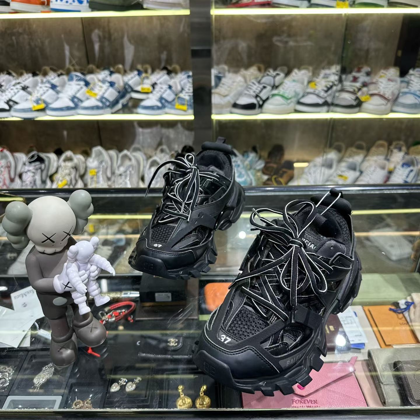 Balenciaga Balenciaga Black Lowtop Sneakers us_7 Women Size US 7 / IT 37 - 1 Thumbnail