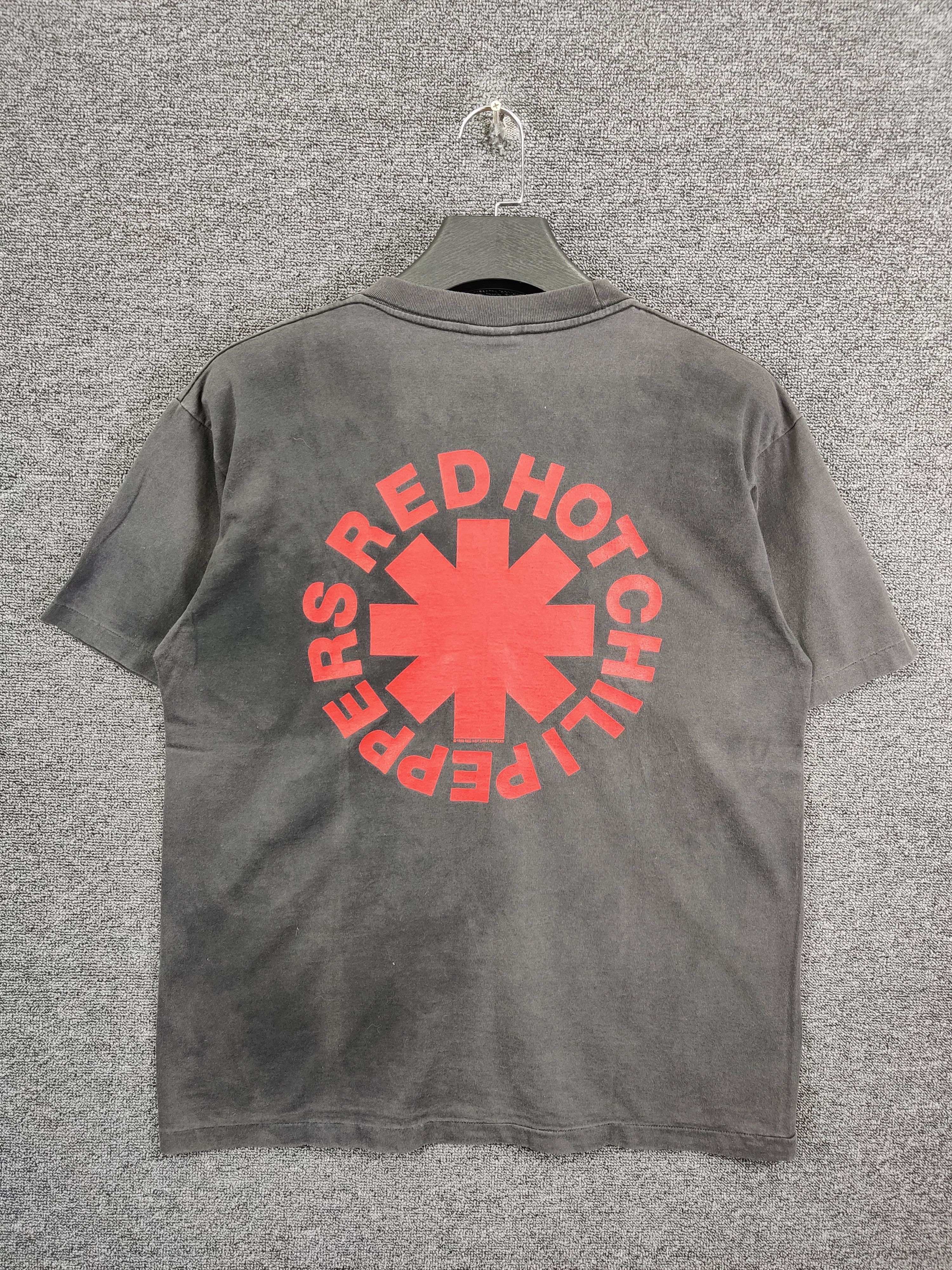 Band Tees Vintage Red Hot Chili Peppers Tee Tshirt Size US L / EU 52-54 / 3 - 5 Thumbnail