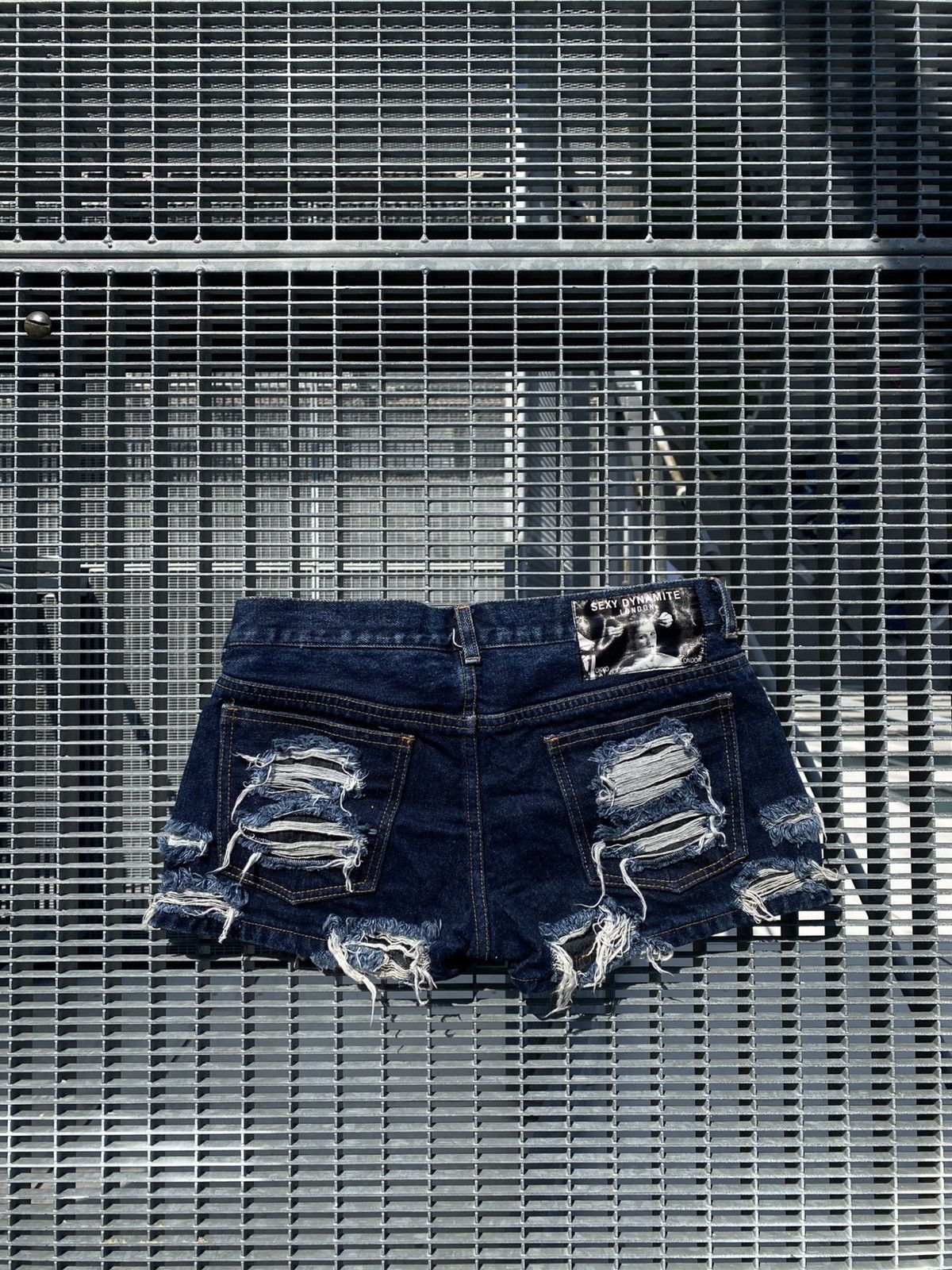 Japanese Brand Sexy Dynamite Distressed Y2K Japanese Goth Alt Mini Shorts Size 26" / US 2 / IT 38 - 2 Thumbnail