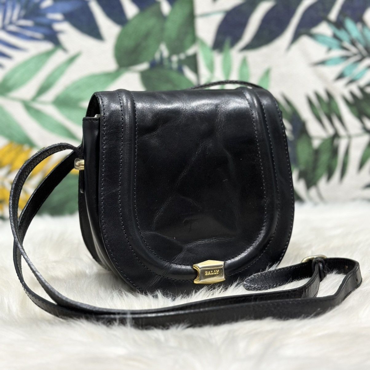 Bally Authentic BALLY Vtg. Leather Crossbody Bag Size ONE SIZE - 1 Thumbnail
