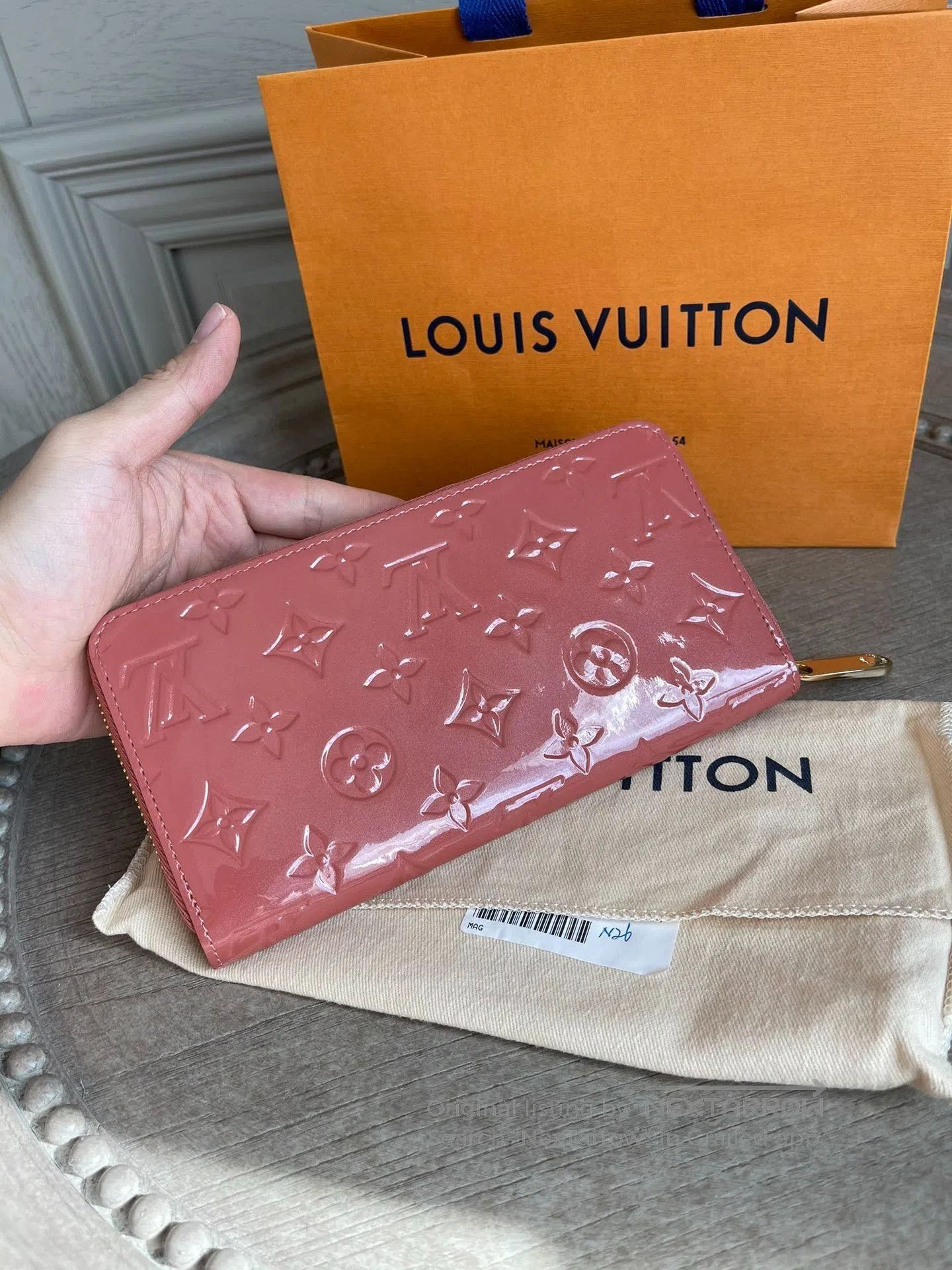 Louis Vuitton Louis Vuitton Patent Leather Dog Zip Wallet. Size ONE SIZE - 4 Thumbnail