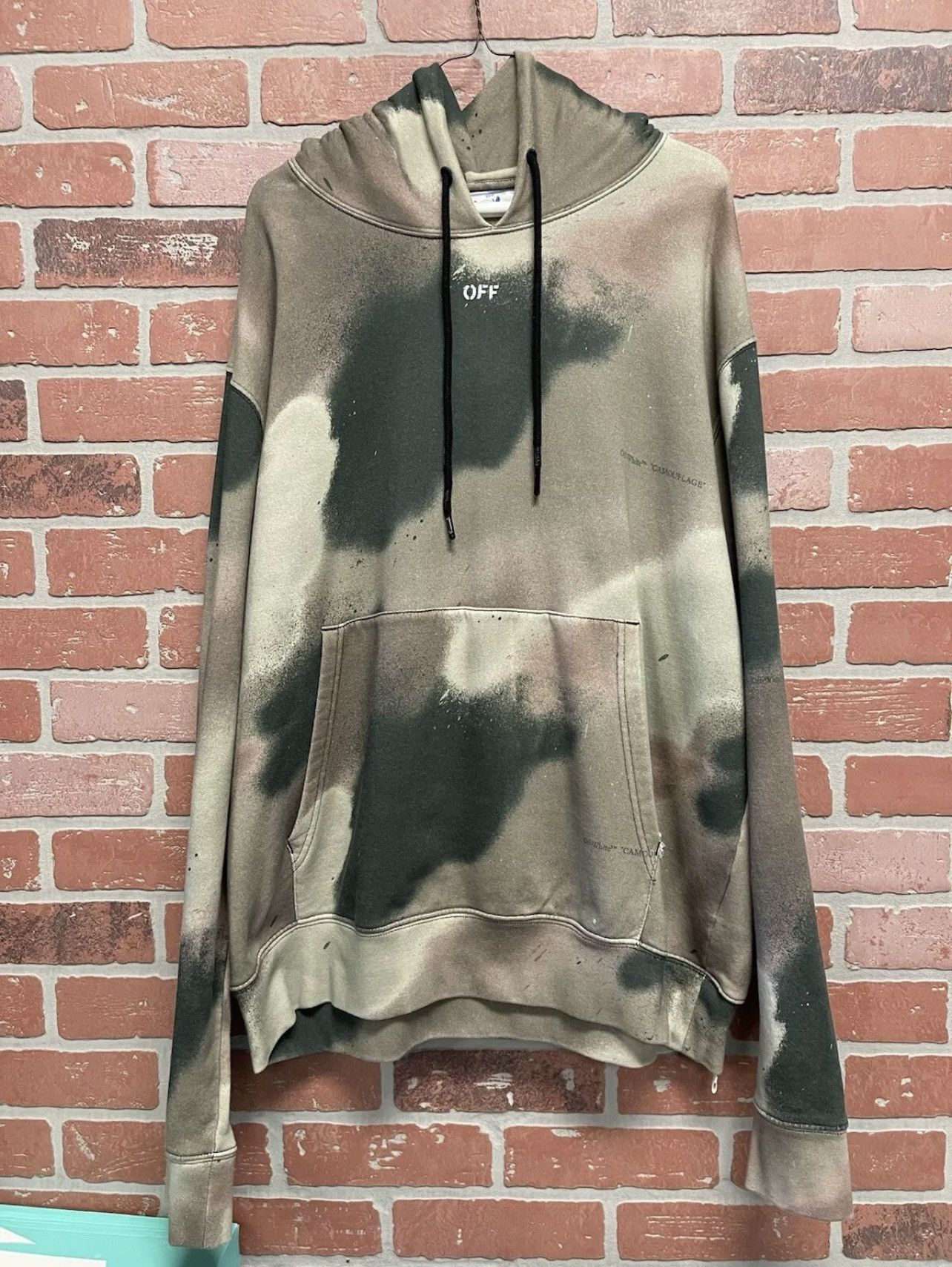 Off-White Size XXL - OFF-WHITE Camo Caravaggio Stencil Print Size US XXL / EU 58 / 5 - 1 Thumbnail