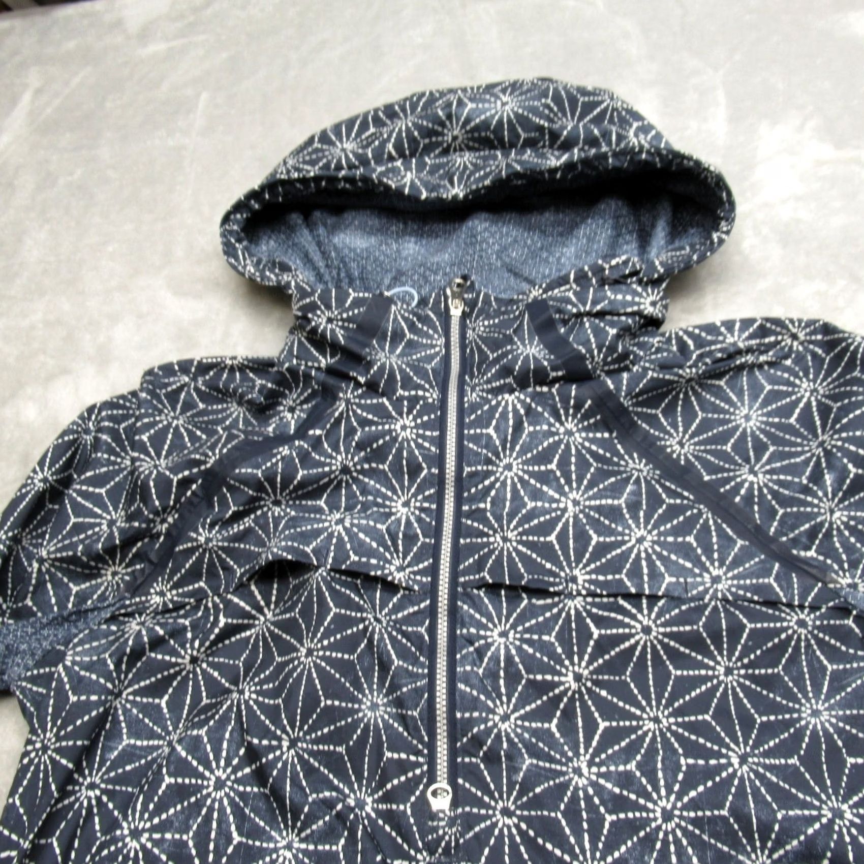 Lululemon Lululemon Jacket Women Blue Geometric Reflective Light Stow Hood 8 Mid-Length Full Zip Pockets Lightweight Rain Coat Activewear Womens Size M / US 6-8 / IT 42-44 - 3 Thumbnail
