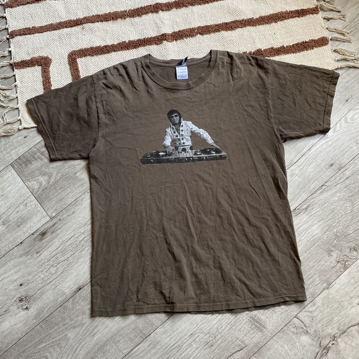 VINTAGE ELVIS PRESLEY DJ CRAZY HUMOR PRINT T SHIRT
