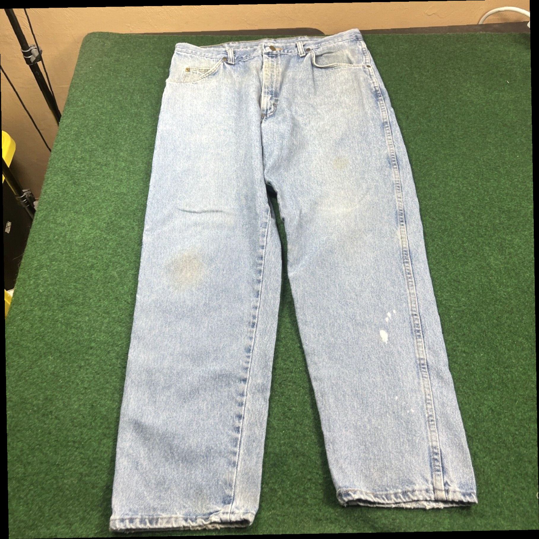Wrangler Wrangler Men's Size 38x32 (36x30) Blue Relaxed Fit Straight Paint Work Jeans Size US 36 / EU 52 - 1 Thumbnail