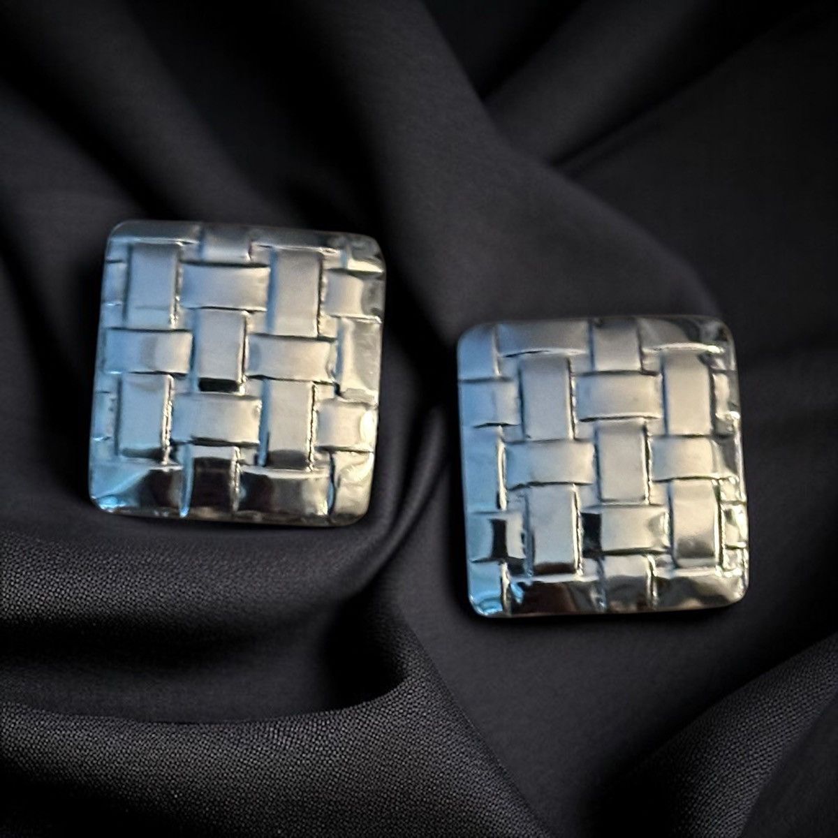Vintage Vintage silver tone square basketweave clip on earrings Size ONE SIZE - 1 Thumbnail