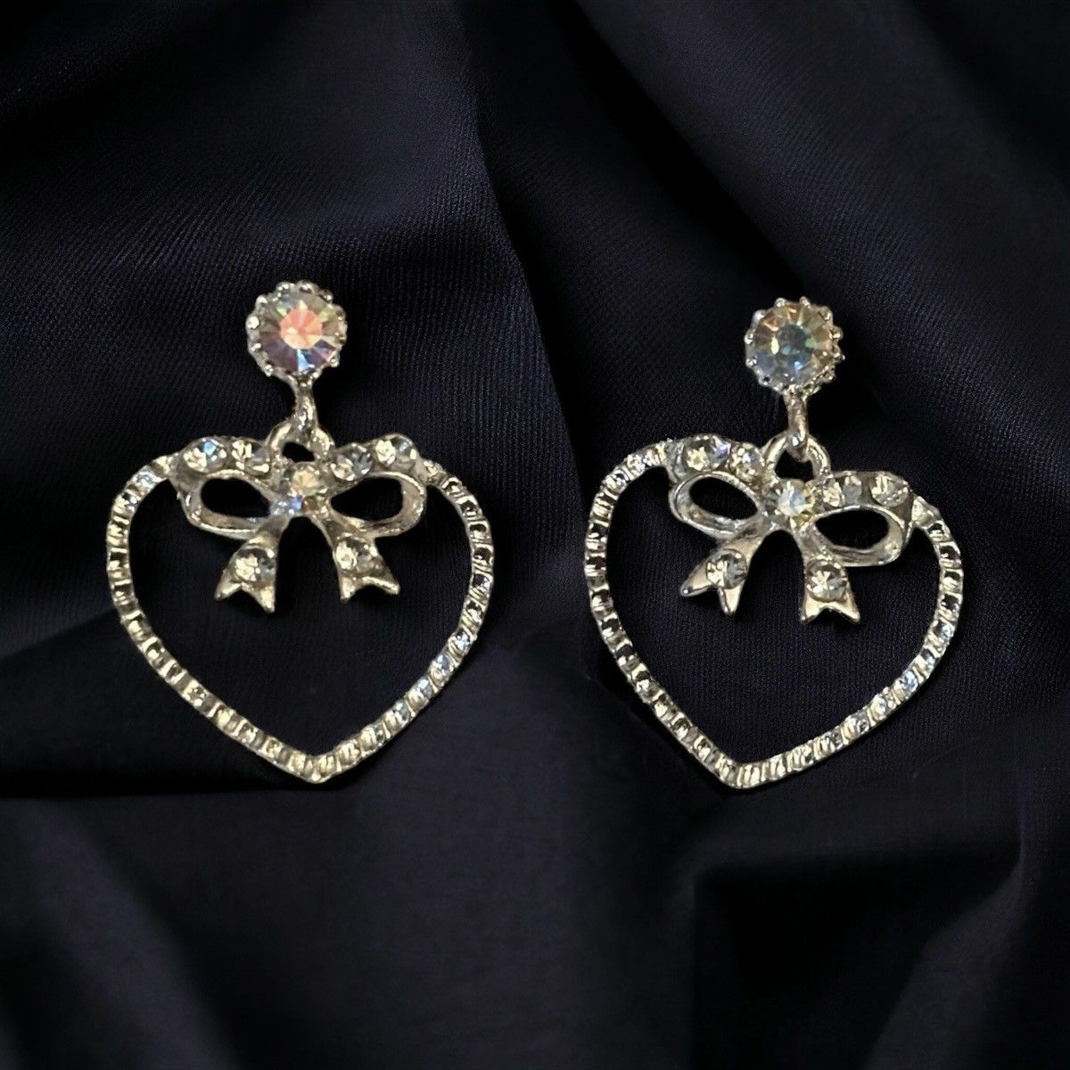 Other Silver tone cut out heart and bow dangle earrings Size ONE SIZE - 1 Thumbnail