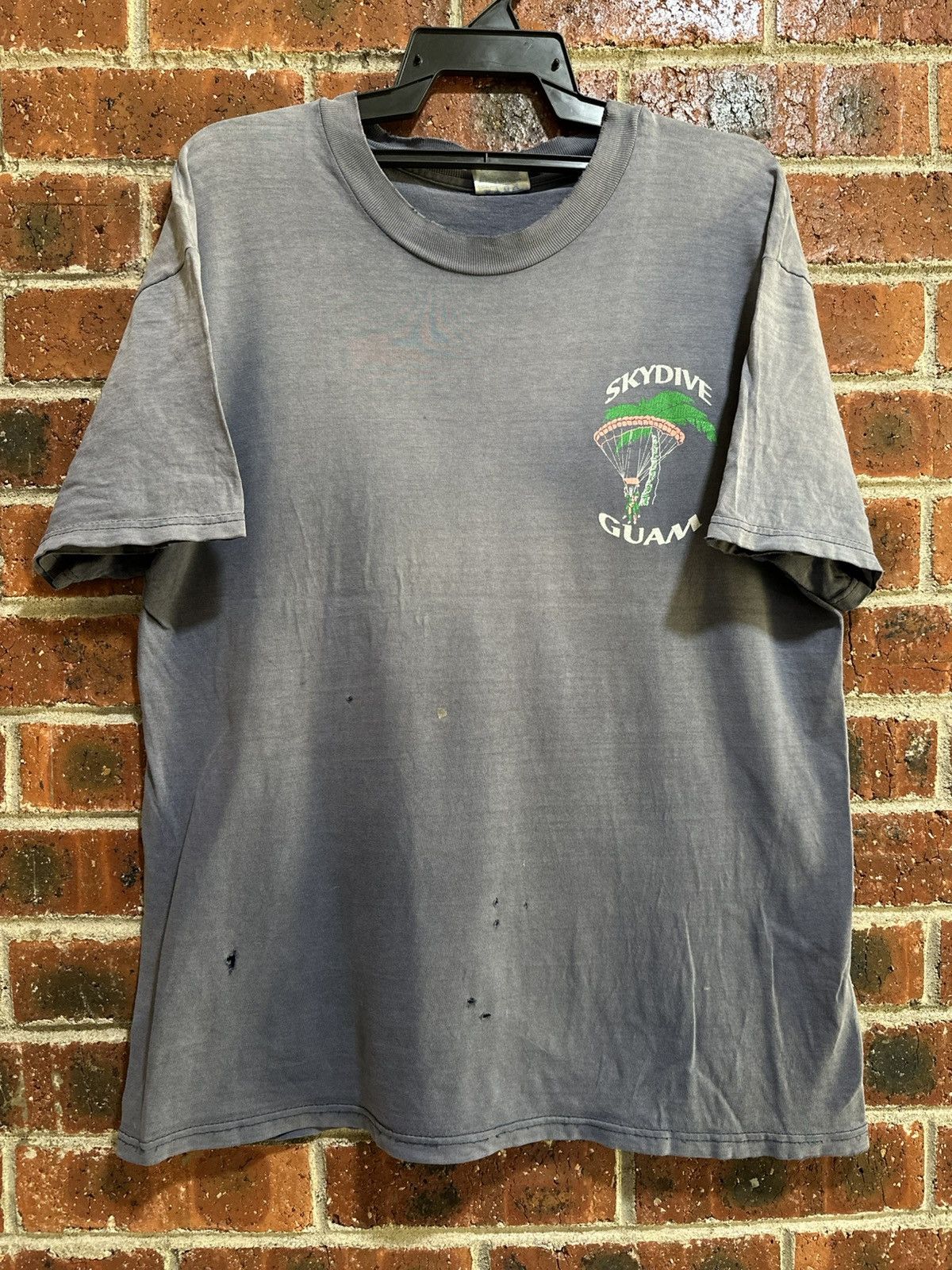 Hanes Thrashed Vintage Skydive Guam Faded Tee Size US L / EU 52-54 / 3 - 2 Thumbnail