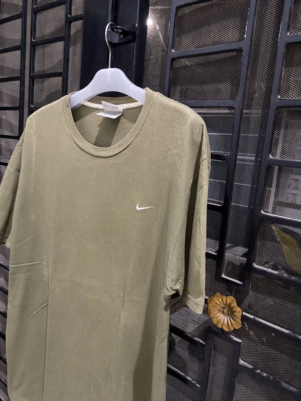 Nike Vintage nike small swoosh olive green tee Size US L / EU 52-54 / 3 - 2 Thumbnail