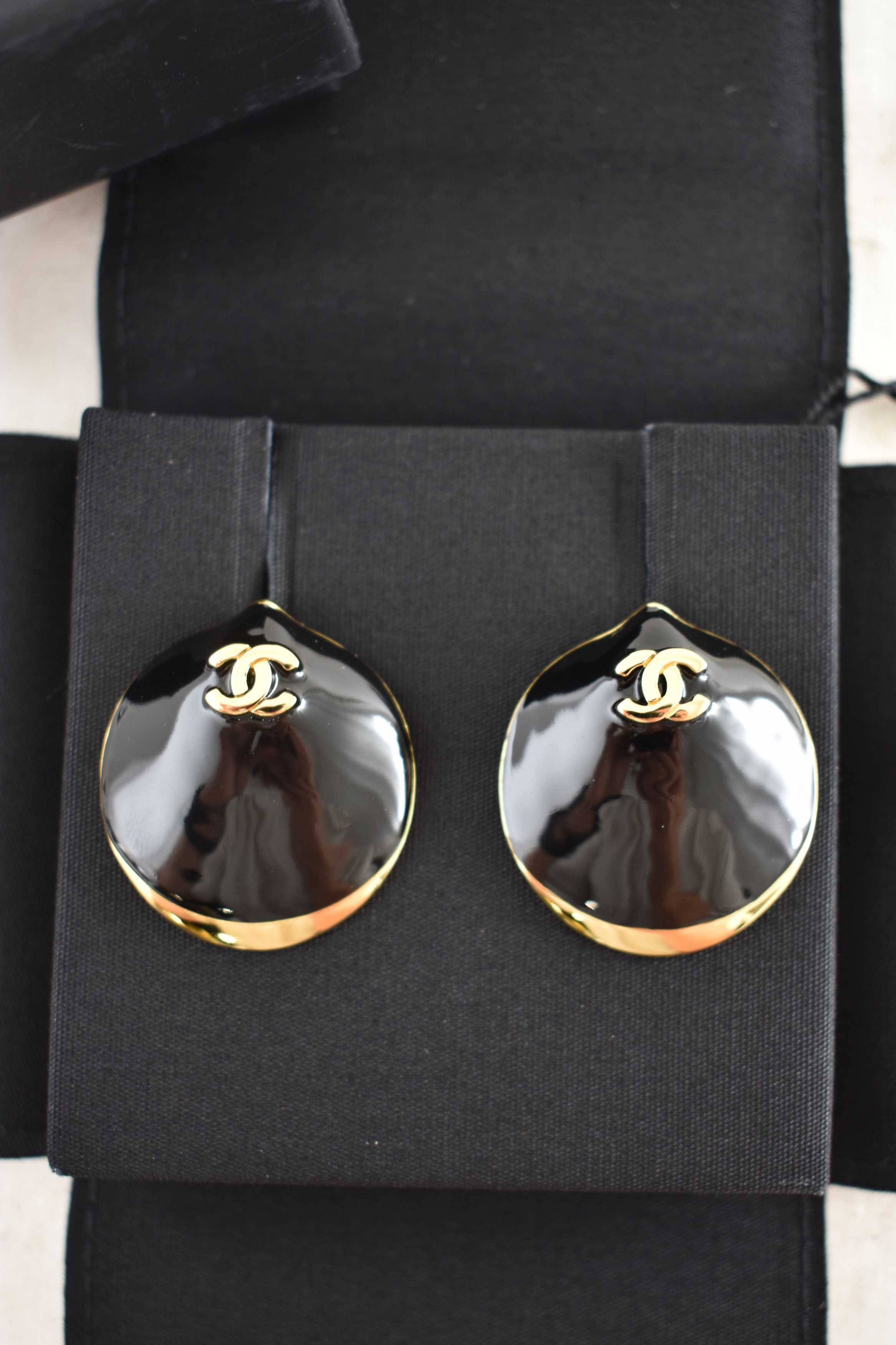 Chanel 26M Coco Beach Gold Shell Seashell CC Logo Dangle Earrings Size ONE SIZE - 9 Thumbnail