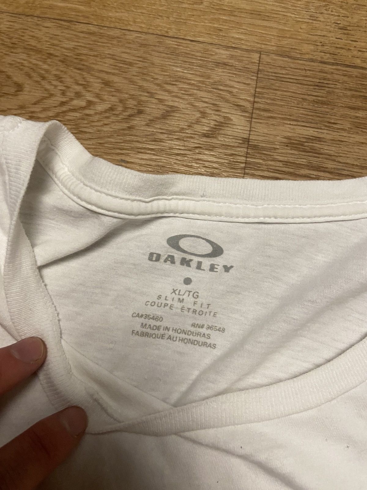 Japanese Brand Oakley Vintage T-Shirt Centre Logo Big Logo Boxy 00S Japan Size US XL / EU 56 / 4 - 3 Thumbnail