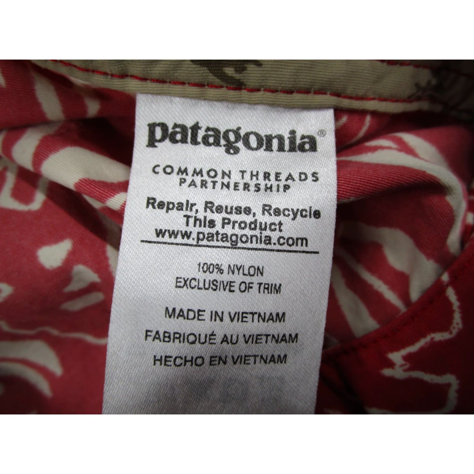 Patagonia Patagonia Shorts Mens 28 Red Floral Wavefarer Board Shorts Swim Trunks STY86620 Size US 28 / EU 44 - 4 Thumbnail