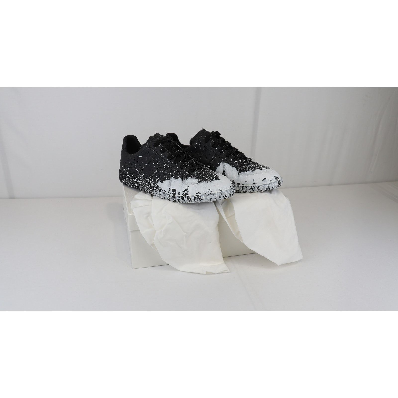 o1rshd1 Paint Spot Replica Trainers in Black/White 43