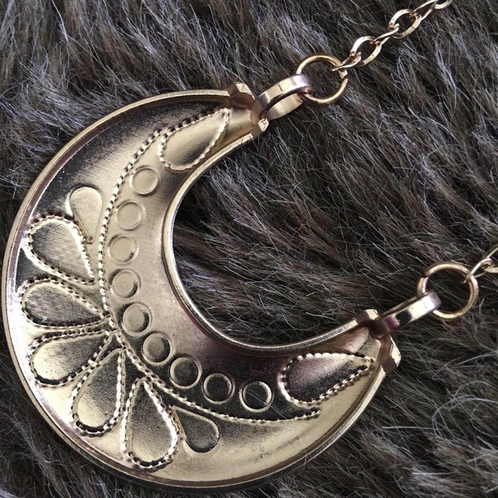 Jewelry Black and cream enamel medallion on gold chain Size ONE SIZE - 8 Thumbnail
