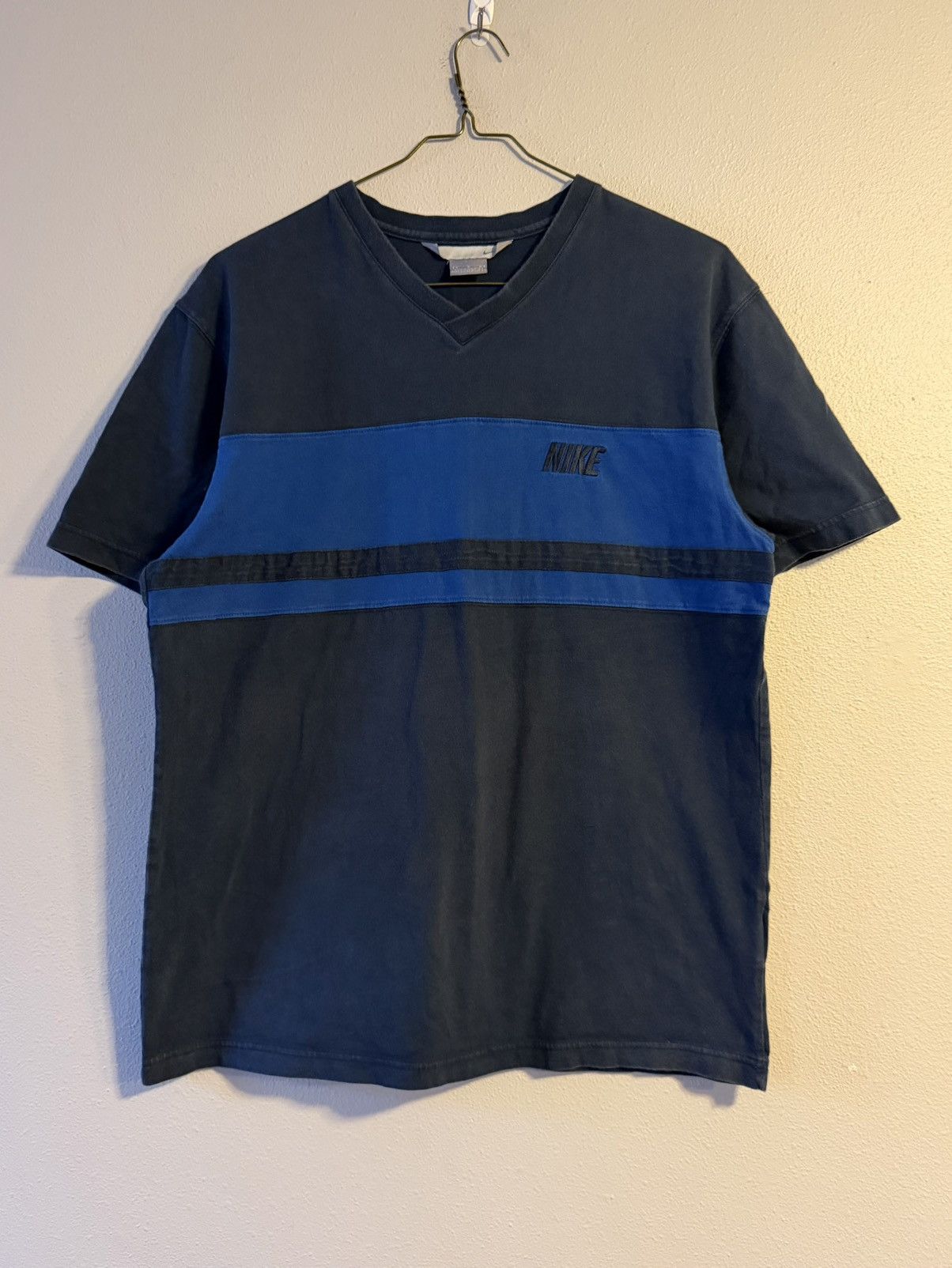 Nike vtg y2k 2000s nike two tone v neck cotton t shirt Size US L / EU 52-54 / 3 - 1 Thumbnail