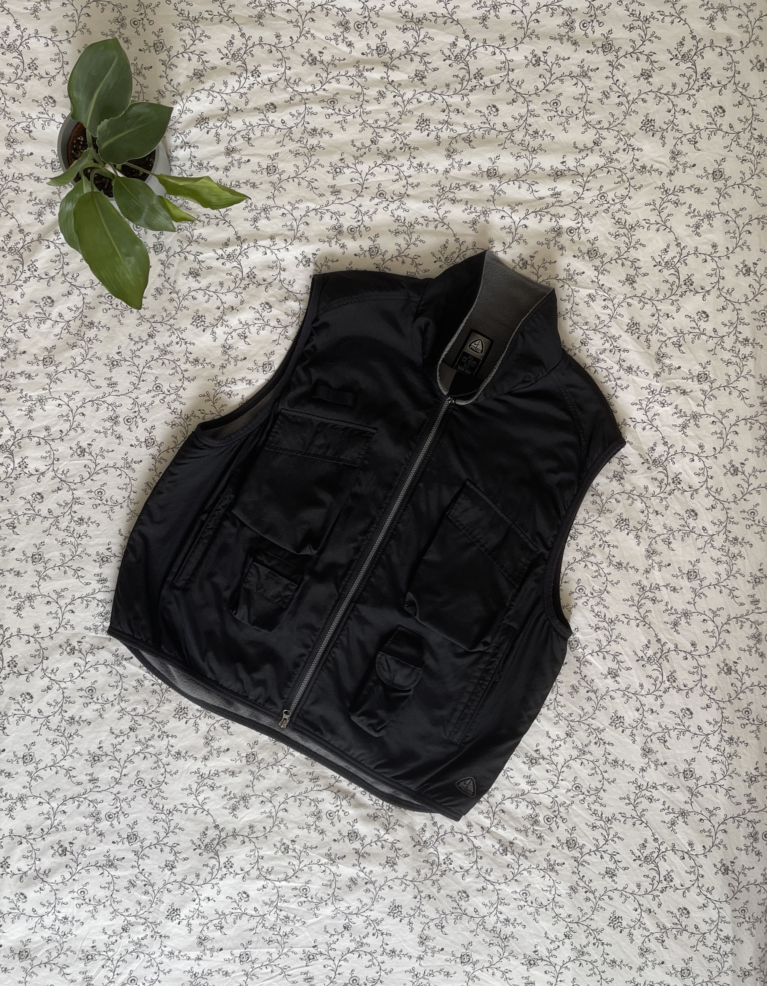 image of Vintage Nike Acg Multi Pocket Lined Utility Vest 90's Y2K in Black, Men's (Size XL)